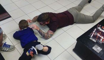 El gesto de un peluquero con un niño autista conmovió en redes