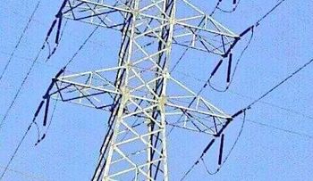 Rescatan hombre amenazaba lanzarse de antena en Villa Mella, porque su esposa lo abandonó