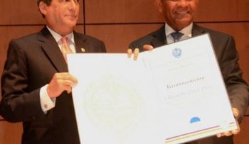 UASD otorga reconocimiento a Reinaldo Pared Pérez