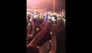 Adele con Bandera Dominicana en concierto (VIDEO)