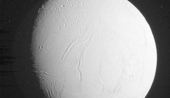 NASA revela fotos cercanas de luna de Saturno