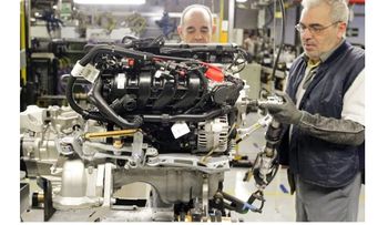 Horas extra disminuyen, pero más empleados las realizan