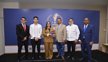 Restaurante Amigos recibe reconocimiento por su trayectoria y sus 40 años en la gastronomía dominicana