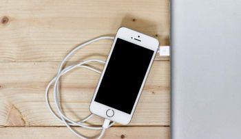 Cinco trucos para cargar más rápido la batería de tu móvil