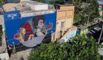 Muralistas llenan de color las paredes de Puerto Plata