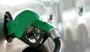 Bajan precios combustibles