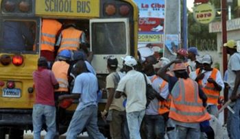 Haitianos denuncian redadas y discursos xenofóbicos tras veda