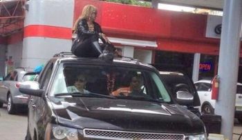 Fefita La Grande retira su visado en el Consulado Americano