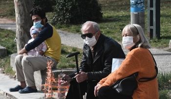 Siempre será bueno tomar mucha agua para el coronavirus, pero no tiene que ser caliente 