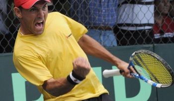 Dominicano Víctor Estrella gana torneo de tenis en Colombia
