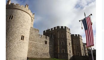 Detenidos por mostrar imágenes de Trump y Epstein en Windsor