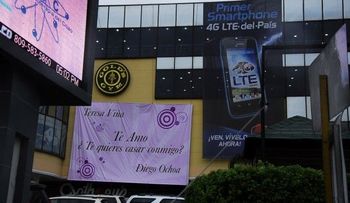 Hombre usa valla para pedir matrimonio: Te amo Teresa Viñas, te quieres casar conmigoâ?