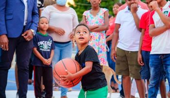 Desarrollo Provincial entrega cancha mixta en el distrito municipal de Santana, en Tamayo