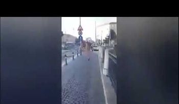 Una joven camina desnuda en la calle y crea un revuelo en Italia; se trata de un experimento social 