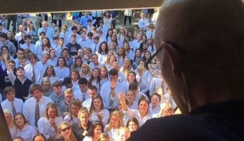 Muere de cáncer el profesor que recibió un conmovedor concierto de 400 estudiantes