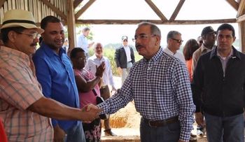 Presidente Medina aprueba financiamiento para productores de conejos y jengibre en Samaná