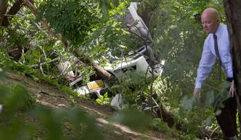 Un dominicano muere al caer con su BMW por un barranco en Queens