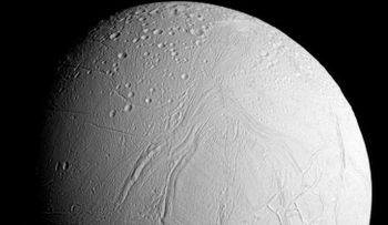 No deja de sorprender: nuevo hallazgo en misteriosa luna de Saturno inquieta a la ciencia