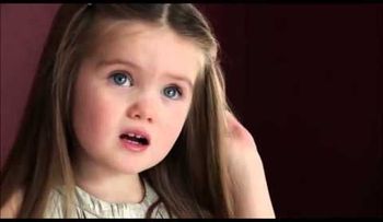 Niña dona su pelo para los enfermos de cáncer (VIDEO)