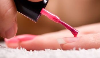Por qué se descascara el esmalte de uñas