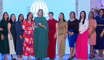 Contraloría destaca méritos y trayectoria de colaboradores