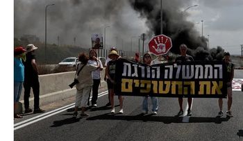 Manifestantes en Israel bloquean carreteras exigiendo alto al fuego en Gaza.