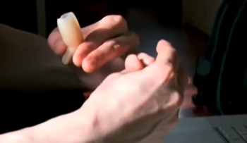 El increíble hombre que usa su dedo como memoria usb. Mira como lo haceâ?¦