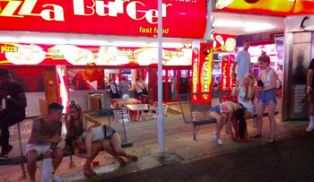 Las vergonzantes fotos de descontrol etílico y sexual en una playa española