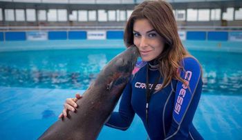 La modelo italiana desfigurada con ácido por su ex novio decidió mostrar su rostro