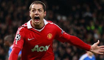 Futbolista mexicano Chicharito se rompe mano derecha al caer por escaleras