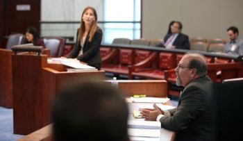 Piden suspender juez en EEUU que le dijo a una mujer que "cierre las piernas"