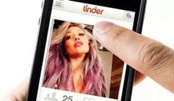 "Depravado sexual" finge en Tinder ser una mujer y tiene sexo con otros hombres