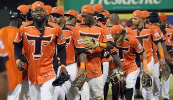Los Toros anotan seis en el octavo y apabullan a los Tigres 9 carreras por 3