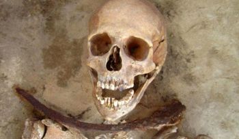 Encuentran vampiros enterrados en un cementerio medieval de Polonia