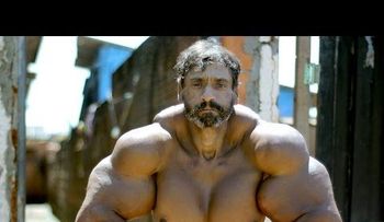 Un hombre que intenta ser Hulk con falsos músculos podría morir 