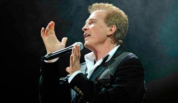 Cantantes extranjeros dinamizan escenarios 