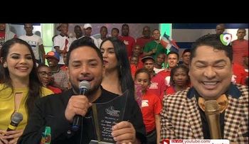 El besito de Manny Manuel a El Pachá