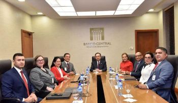 Gobernador Valdez Albizu recibe a especialistas del Centro de Estudios Hemisféricos de Defensa William J. Perry