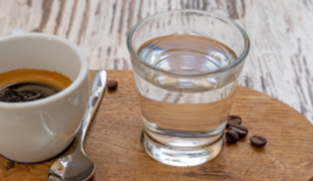 ¿Agua antes o después del café? El hábito sencillo que mejora tu salud