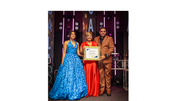 Danylsa Vargas recibe reconocimiento a la trayectoria en Premios La Flor