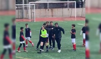 El video del entrenador enfurecido que intentó agredir una árbitra en partido de futbol 
