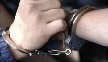 Apresan a dos menores con drogas en los bolsillos