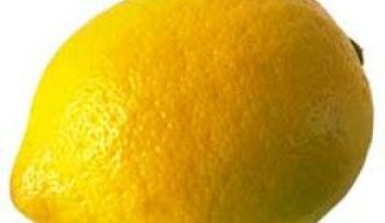 Mira como puedes prender una fogata con un limón... 