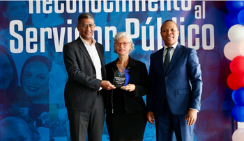 Intrant reconoce a 56 servidores públicos
