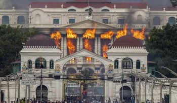 Nepal: muere esposa de ex primer ministro; Parlamento incendiado