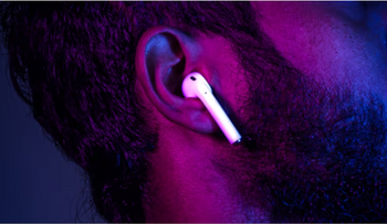 Experto en longevidad aclara dudas sobre el uso de auriculares Bluetooth