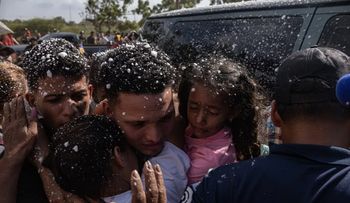 Venezolano liberado en El Salvador exige castigo para Bukele y Trump