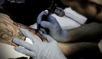 Exigen inspecciones para identificar tintas o agujas de tatuaje contaminadas