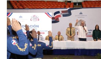 Abinader juramenta 865 nuevos agentes migratorios