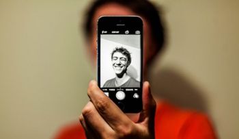 5 trucos para tomar las mejores selfies y sorprender a todos en redes sociales